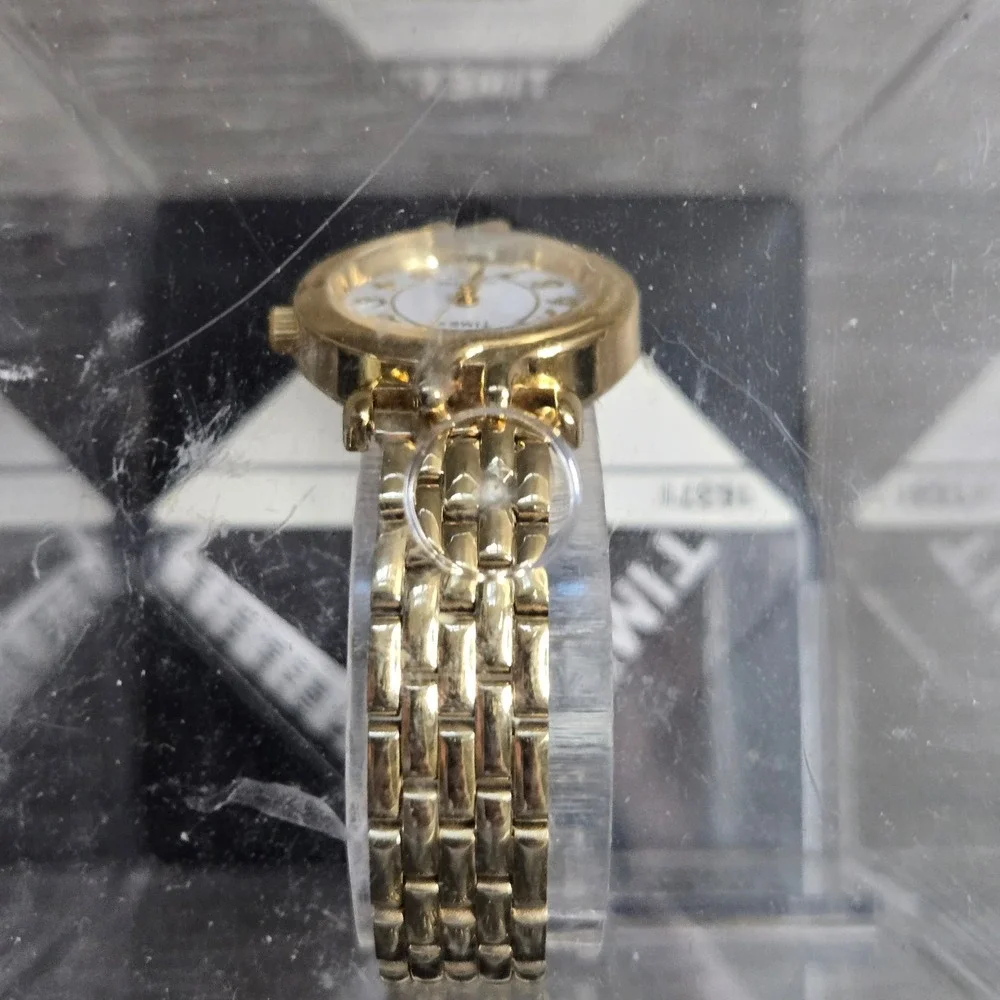 Vintage Timex Women's Gold tone Round Swirl Watch T119 White Dial 30M Old Stock